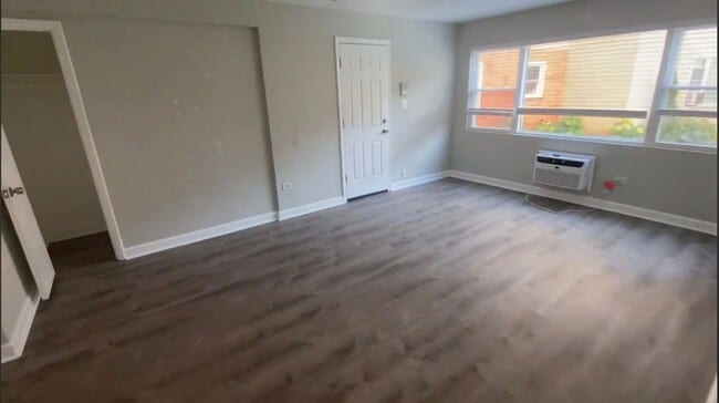 Building Photo - 1321 W Sherwin Ave