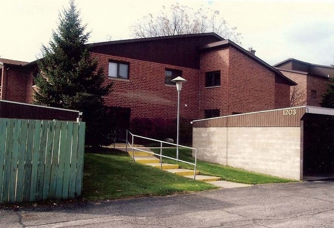 Estacionamiento cubierto - Roselawn Apartments