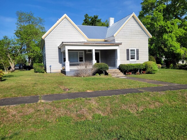 Building Photo - Madison Co. –3Bedroom, 1 Bathroom- Comer, GA – QUIET NEIGHBORHOOD – HOME SITS ON BEAUTIFUL CORNER...