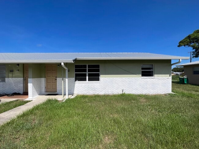 Building Photo - 2650 Seneca Ave Rental
