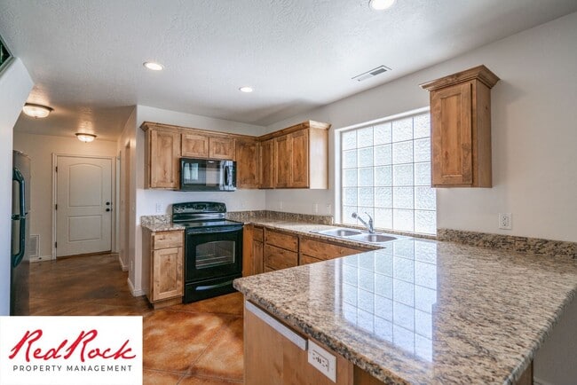 Building Photo - DOG-FRIENDLY 4 Bedroom Townhome with INTERNET INCLUDED!