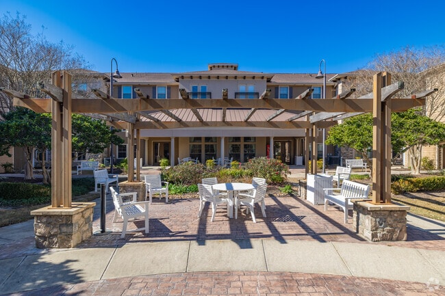 OUTDOOR LOUNGE