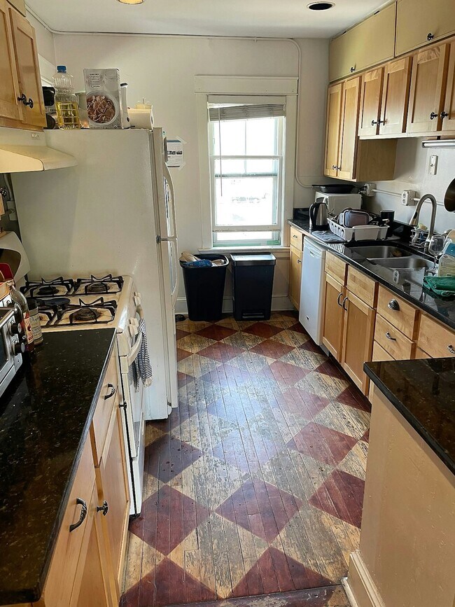 712 W 28th St