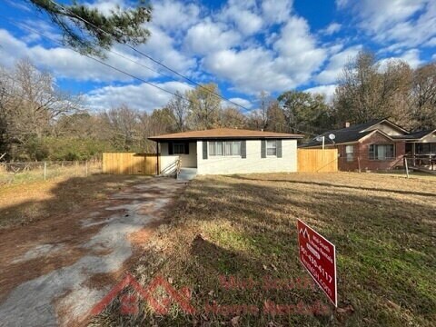 Building Photo - 858 Eyers Rd