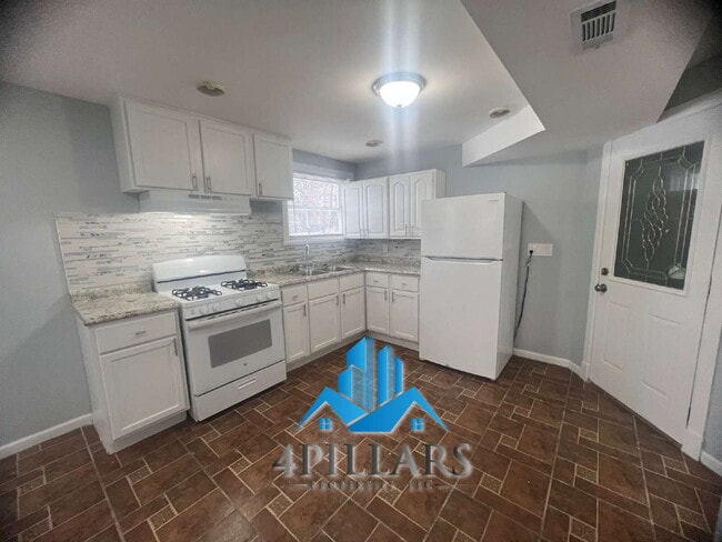 Building Photo - "Cozy 1-Bedroom Duplex Gem on Sohl Avenue - Plenty of Comfort!"