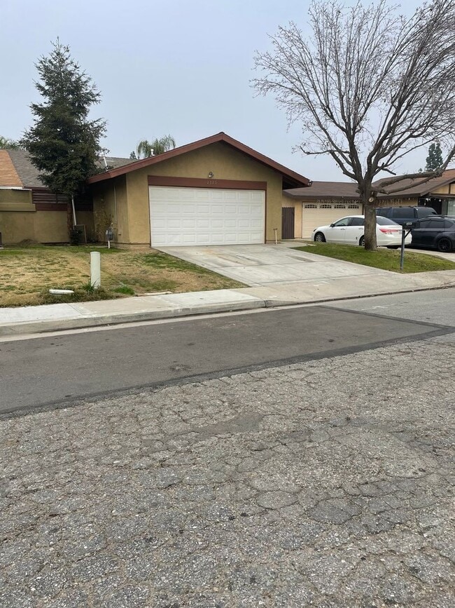 Building Photo - Spacious 3 Bedroom Home with Fireplace, Covered Patio and Community Pool in SW Bakersfield