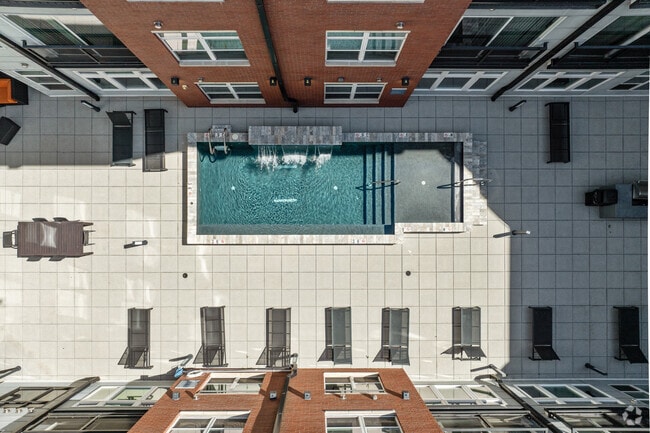 Patio con piscina - Attain Downtown