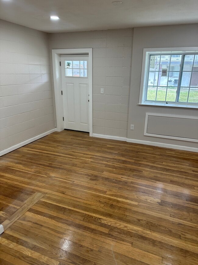 Photo - 1890 Broad St