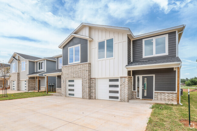 Building Photo - Edmond Town Center Rental