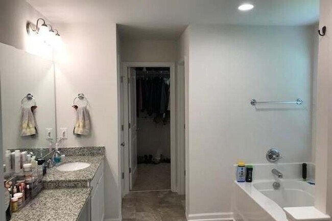 Photo - 4Bed/2.5Bath 2729 sq ft home located in Burnside Farms