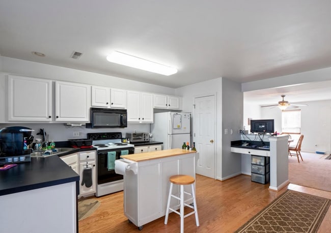 Photo - 43036 Demerrit St