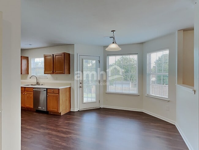 Photo - 194 Madelia Pl