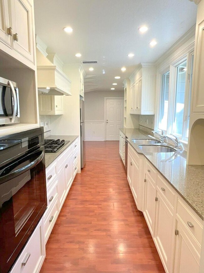 NEW PRICE ! Sprawling Westside Walnut Cree... Rental House Rental in