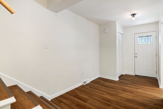 Photo - 215 Oakview Dr