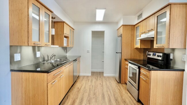 Building Photo - 1136 W 9th St