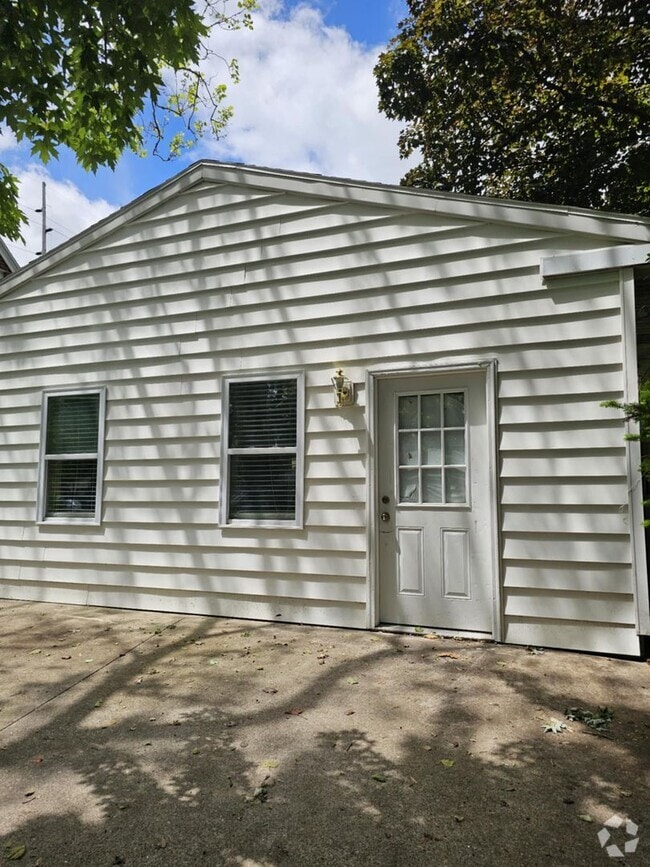 Building Photo - One Bedroom near BGSU Campus Rental