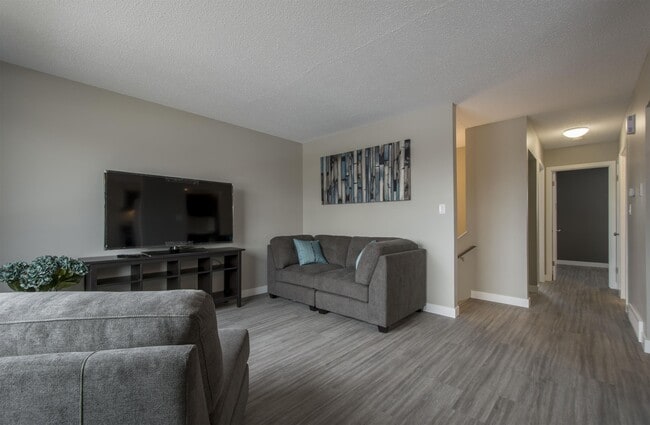 Photo - 9302-93108 108 Ave