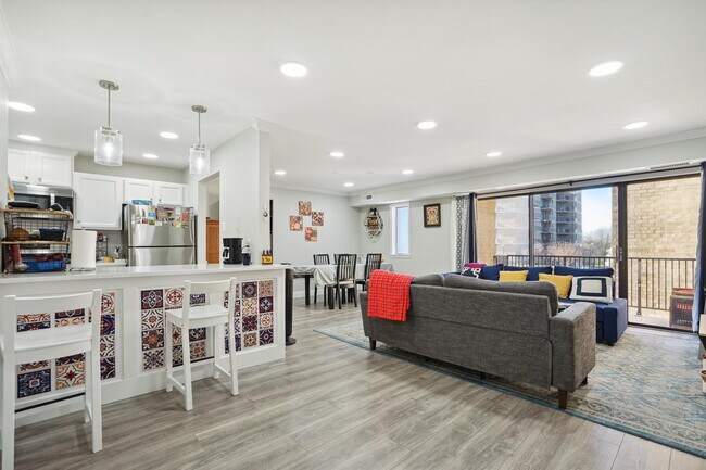 Building Photo - 102 Monroe St