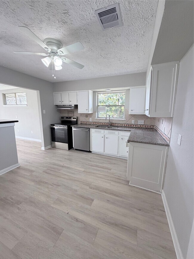 Photo - 5902 Willow Glen Dr