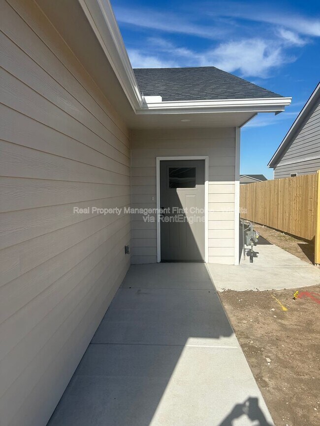 Photo - 17008 Kashmir St