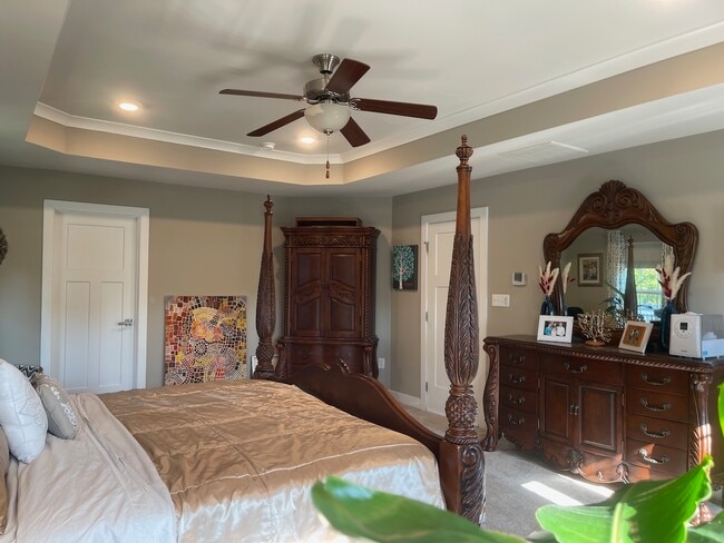 Stunning tray ceiling and crown molding - 3007 Sun Valley Dr Unit The Executive Residence
