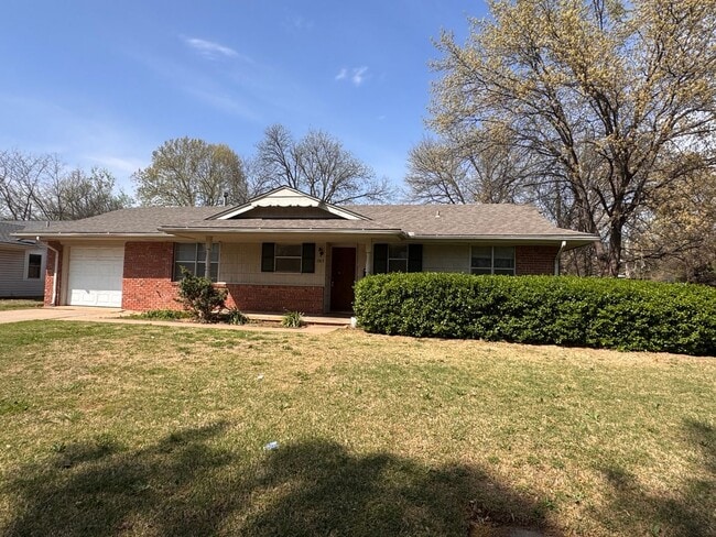 Photo - 3 bed 2 bath in a great neighborhood in Norman, Refreshed and ready for move in, 200 0ff by May 1st!