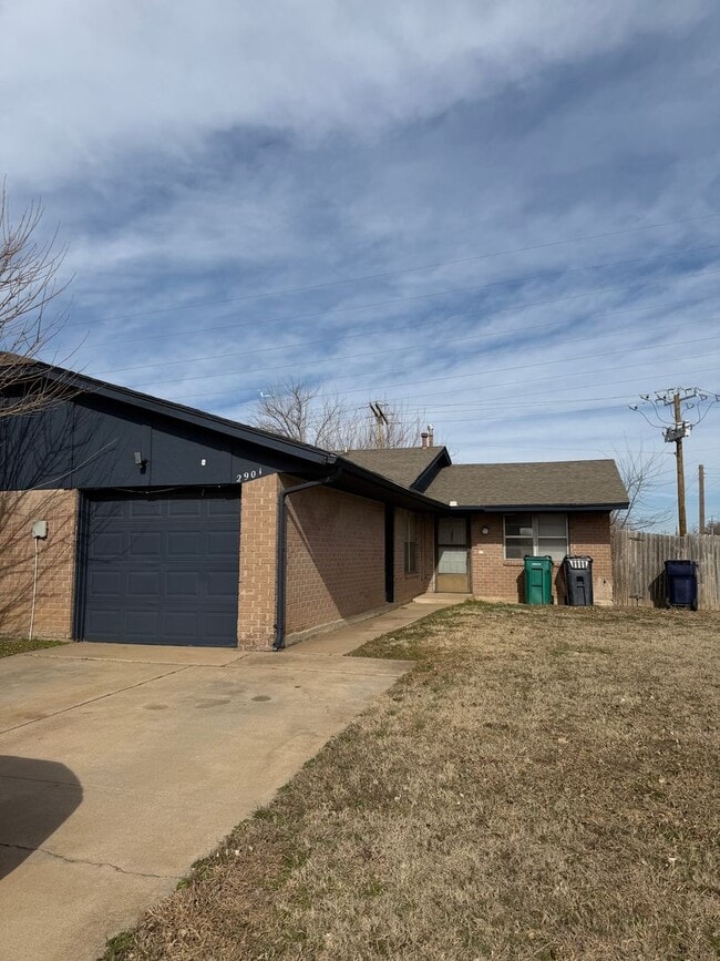 Building Photo - Charming 2 Bed, 2 Bath Home Near OCCC!
