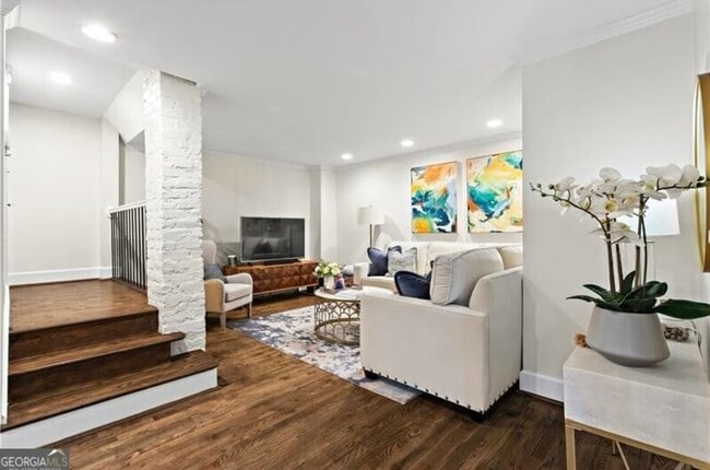 Building Photo - 802 Frederica St NE Unit 5 Rental