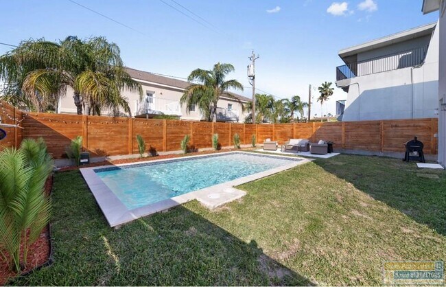 Photo - 104 W Pompano St