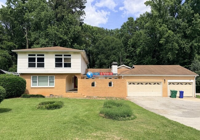 Building Photo - Spacious two master bedrooms split-level house in Decatur