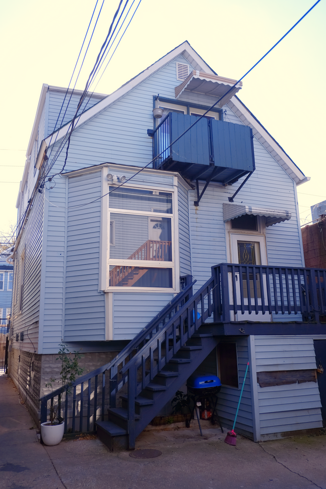 Building Photo - 3525 W Fullerton Ave Unit 2