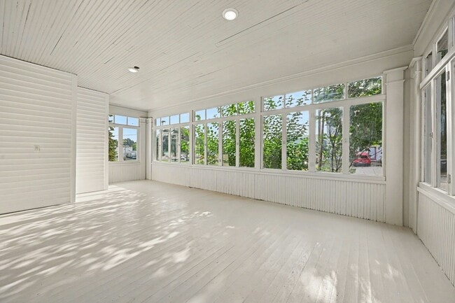 Photo - 201 Monroe St
