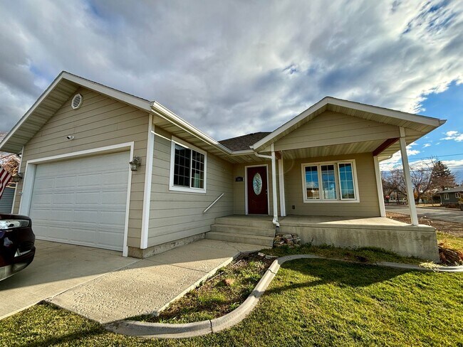 Photo - Pet Friendly 2 Bed 1 Bath Single Family Home With Fully Fenced Yard!