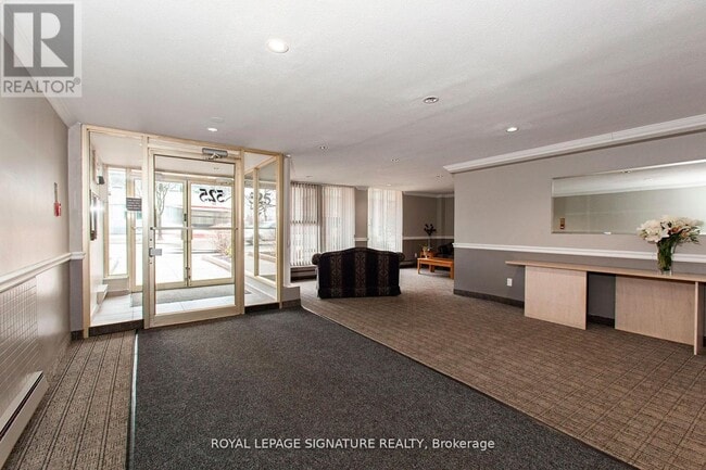 Photo - 525 Eglinton Ave E