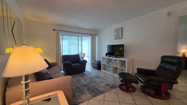 Building Photo - 2900 NW 46th Ave Unit 213
