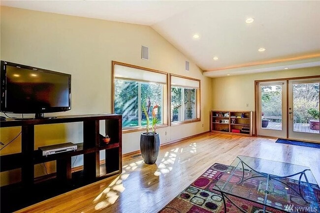 Photo - Beautiful and bright 3 bed / 2 bath rambler for rent!