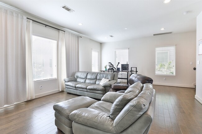 Photo - 4811 Martin Oaks Ln