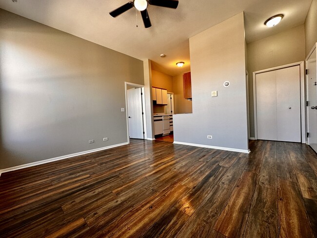 Photo - 556 W 37th St