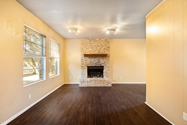 Building Photo - Charming 2 Bedroom, 2 Bath Duplex in a Prime South Austin Neighborhood