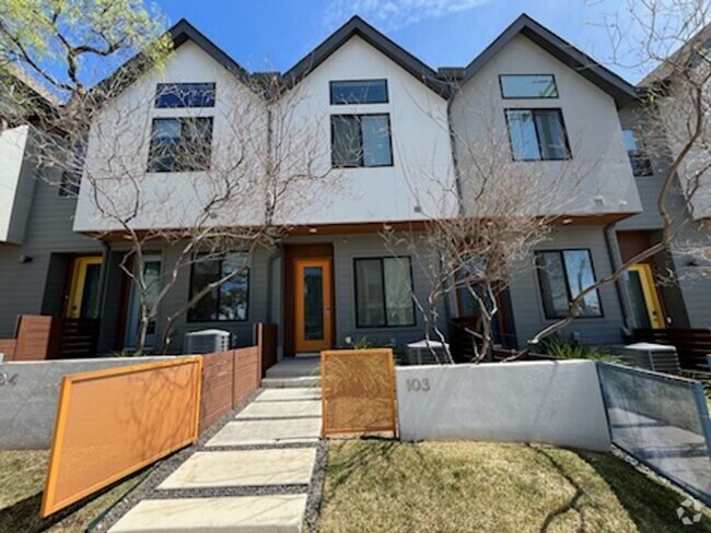 Building Photo - Gorgeous 2 Story Townhome in the Heart of ...