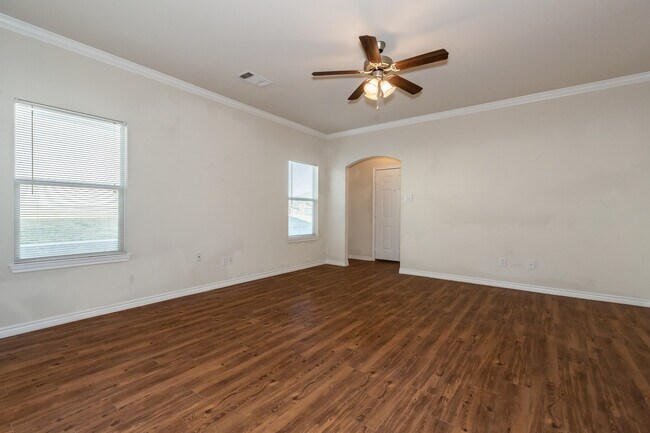 Photo - Great 3 bed/2 bath Home Backing onto Holland Park Recreation Area/Trail!!