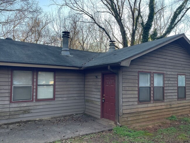 Building Photo - 2 bedroom, 1 bath duplex is located on a cul-de-sac near Cedar Shoals High School