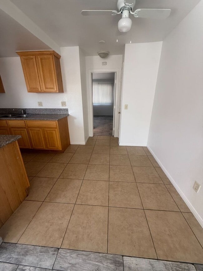 Building Photo - ONTARIO 1 BEDROOM APARTMENT Unit D
