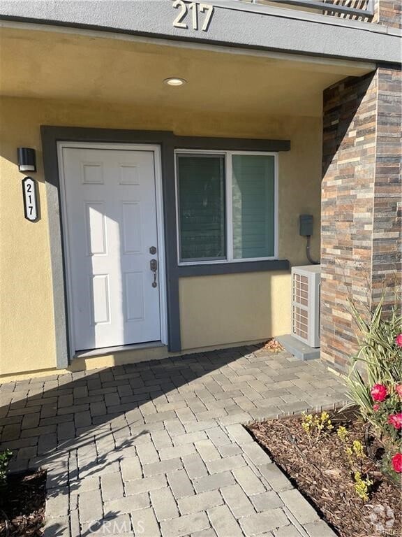 Building Photo - 217 N San Antonio Ave Rental