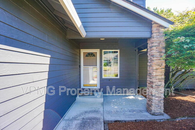 Photo - 552 E 5th St