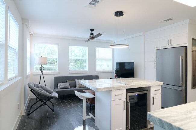 Building Photo - 412 Pacific St Unit 2E