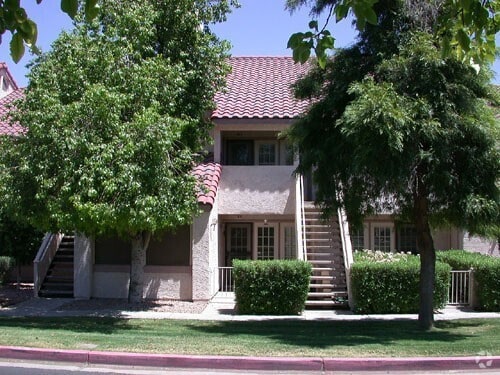 Building Photo - Spacious 2 bedroom 2 bath Townhouse near B...