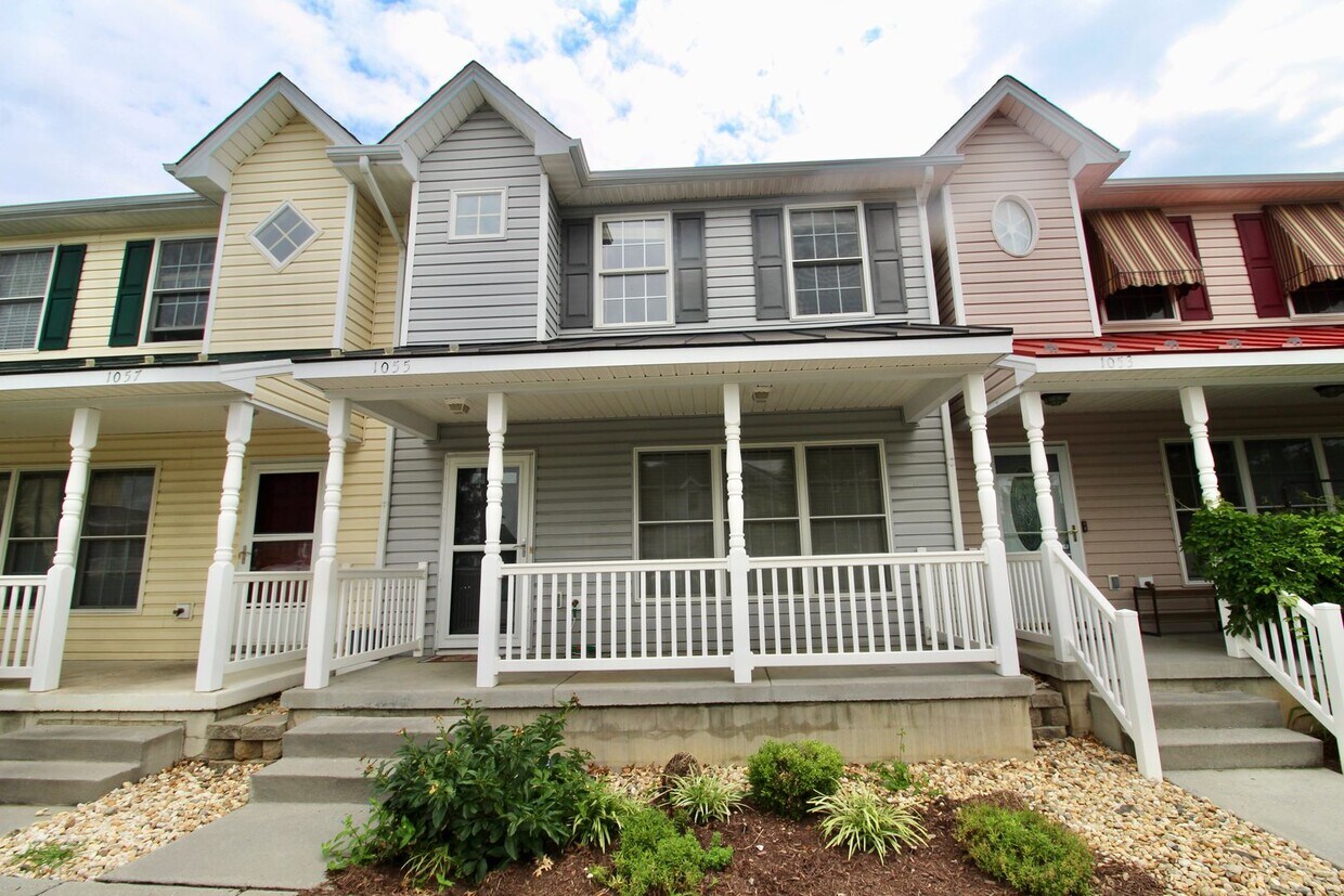 Photo - Large 3 bedroom townhome with a fenced in yard in Liberty square for rent. - 1055 John Paul Jones La