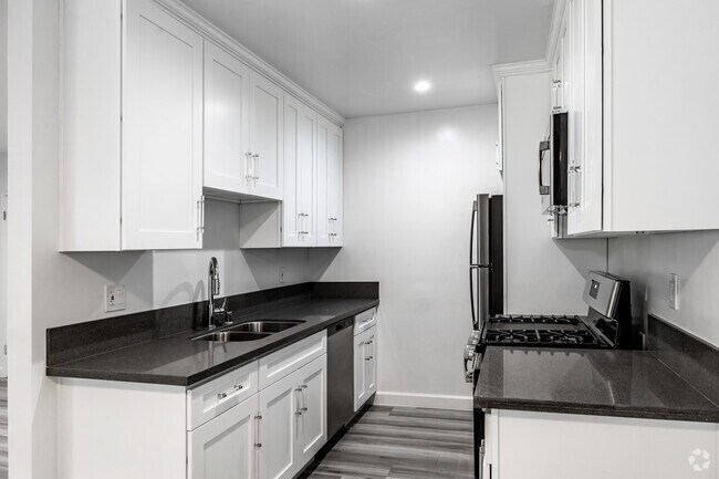 2BR, 2BA - 916SF - Kitchen