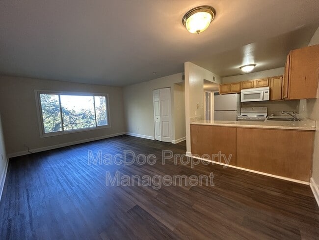 Photo - 111 Berry St Unit 6